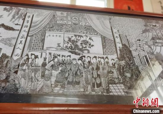 圖為陶世清的影雕作品?！钅?攝