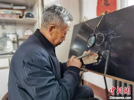 圖為陶世清在創(chuàng)作中?！钅?攝