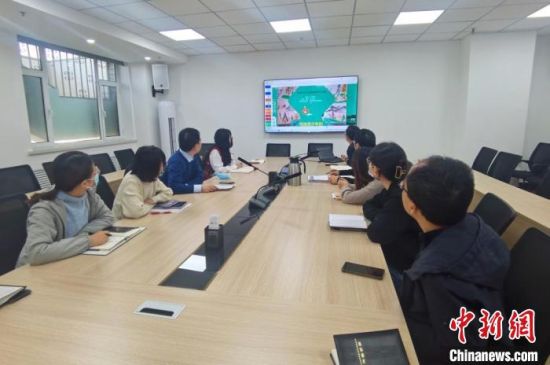 圖為甘肅教育出版社《寫給青少年的敦煌故事》叢書項目組，探討圖書封面設(shè)計?！￠Z姣 攝