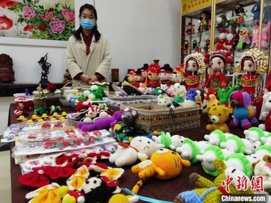 圖為隴原巧手展示手工藝品。(資料圖) 徐雪 攝