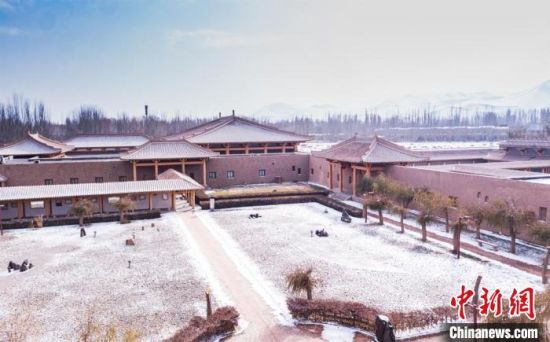 圖為雪落大漠古堡——敦煌山莊?！⊥醣筱y 攝