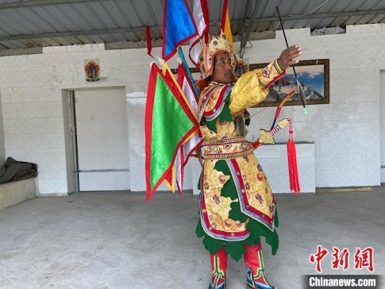 圖為完代才讓在外木村戲臺出演?！∷巫雨?攝