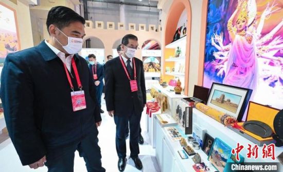 圖為甘肅省副省長孫雪濤(左)與甘肅省文化和旅游廳廳長陳衛(wèi)中(右)一同參觀“甘肅館”?！「拭C省文化和旅游廳供圖