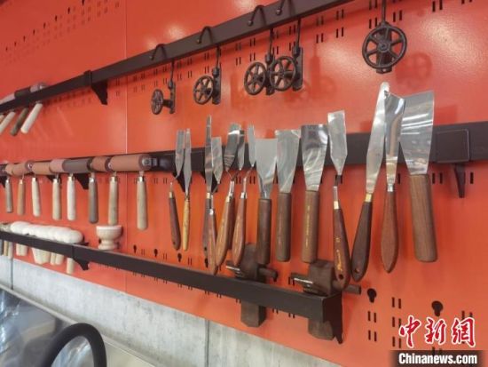 圖為徐晉林制作雕版敦煌壁畫所用工具?！￠Z姣 攝
