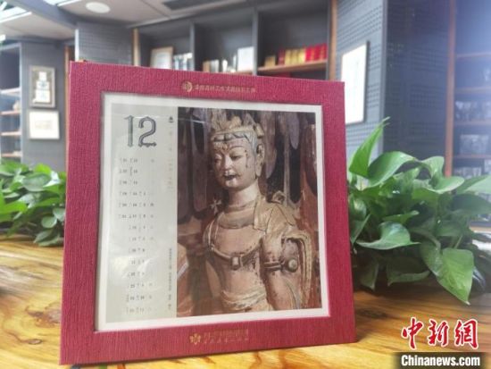 圖為徐晉林制作的敦煌題材的手工書《走進沙漠敦煌——莫高窟與藏書票藝術》，深受讀者喜愛?！￠Z姣 攝