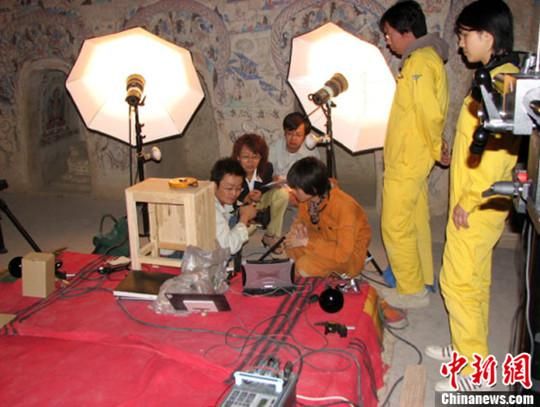 敦煌研究院與日本東京文化財(cái)研究所合作進(jìn)行第285窟多光譜無(wú)損調(diào)查工作現(xiàn)場(chǎng)。中新社發(fā) 婁婕 供圖