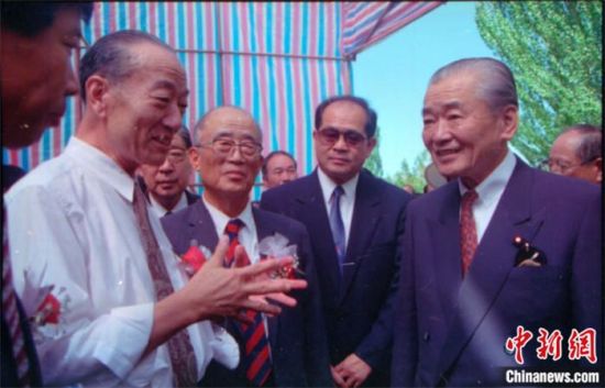 1994年8月，時(shí)任日本首相竹下登(右一)與時(shí)任敦煌研究院院長(zhǎng)段文杰在莫高窟親切交談。中新社發(fā) 婁婕 供圖