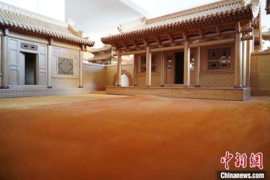 圖為微縮建筑蘭州四合院內(nèi)部結(jié)構(gòu)?！【琶赖┰?　攝