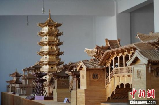 圖為古建筑模型制作技藝傳習(xí)所展廳內(nèi)的微縮古建筑作品?！【琶赖┰?　攝
