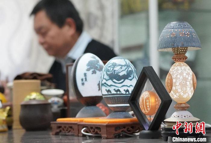 圖為吳義澤完成的蛋雕作品?！【琶赖ぴ?攝