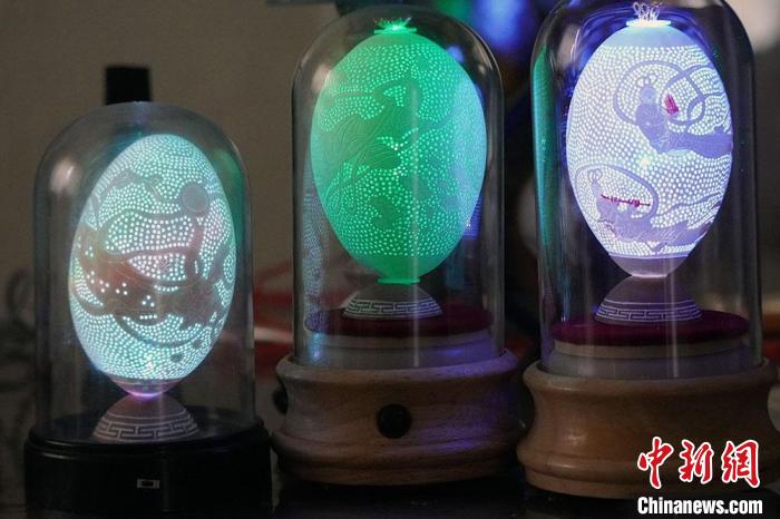 圖為以敦煌飛天為元素的蛋雕作品?！【琶赖ぴ?攝