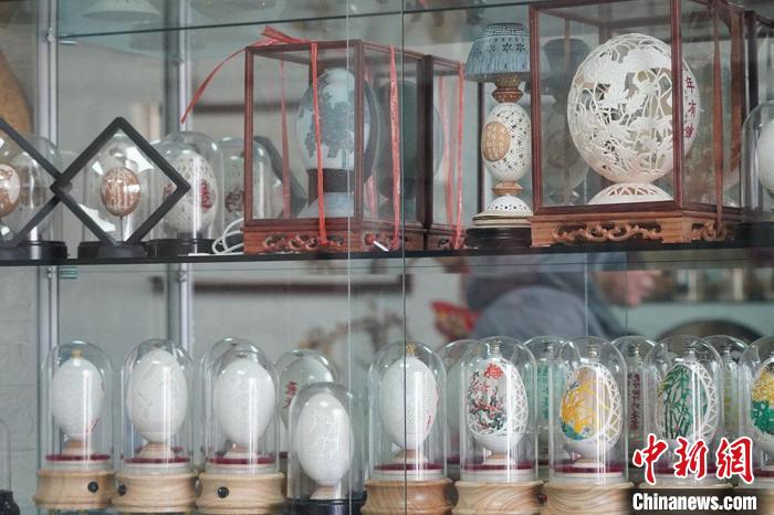 圖為吳義澤收藏柜內(nèi)的蛋雕作品?！【琶赖ぴ?攝