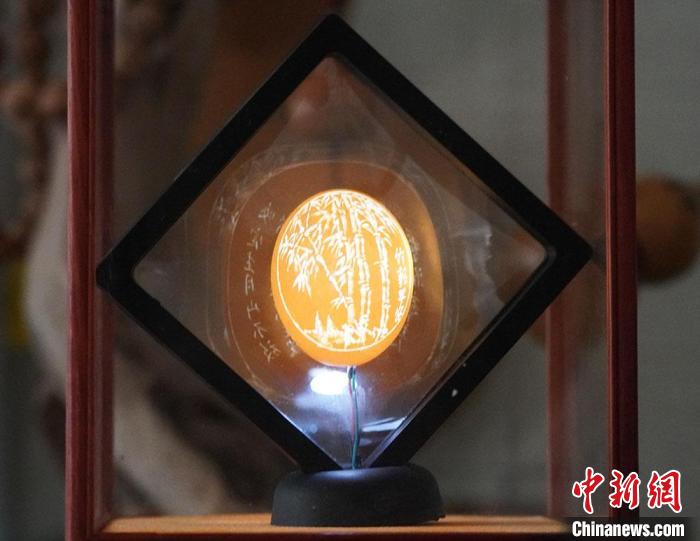 圖為吳義澤新包裝給蛋雕呈現(xiàn)立體感?！【琶赖ぴ?攝