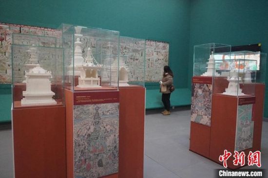 圖為觀眾欣賞數(shù)字復(fù)制壁畫?！【琶赖┰?攝