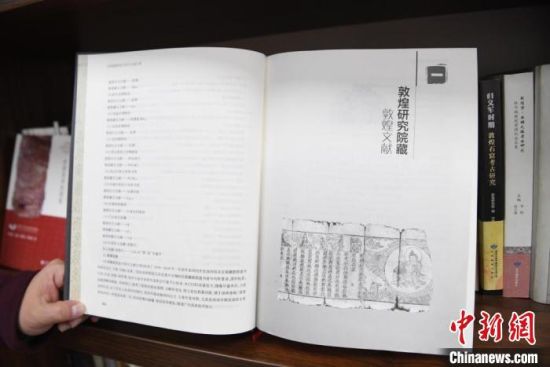 《甘肅藏敦煌遺書研究文獻(xiàn)引得》編纂耗時(shí)8年，收錄研究文獻(xiàn)數(shù)據(jù)總計(jì)17000條，時(shí)間跨越110年?！钇G敏 攝