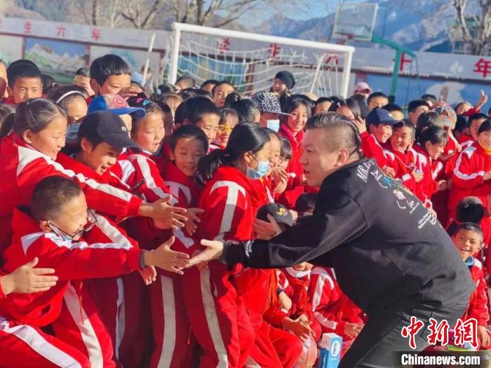 1月初，第五屆“街舞進藏鄉(xiāng)”公益助學活動在甘肅甘南結束，旨在讓藏族學子感受到街舞魅力?！￡惿菩?攝