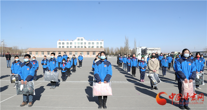 中國甘肅網(wǎng)2022“新年新衣”到古浪 溫暖祝福送學子