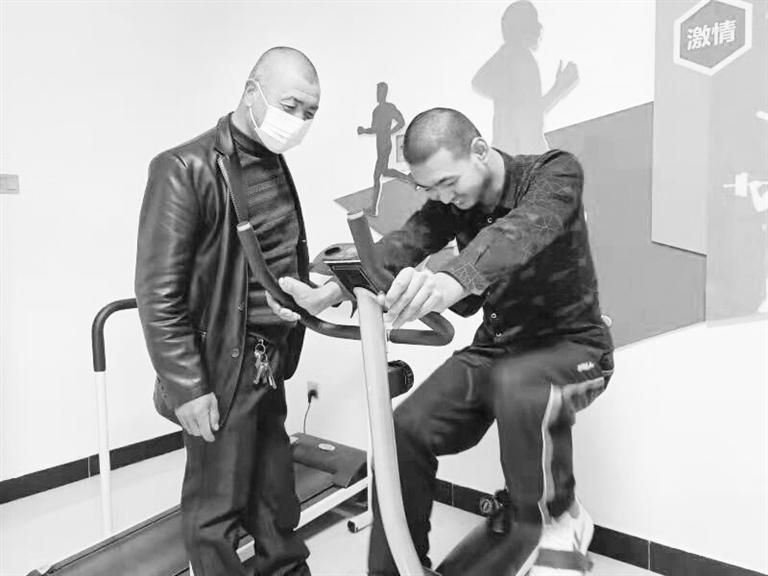 父愛如山！張掖高臺殘疾父親悉心照顧殘疾兒子20余年