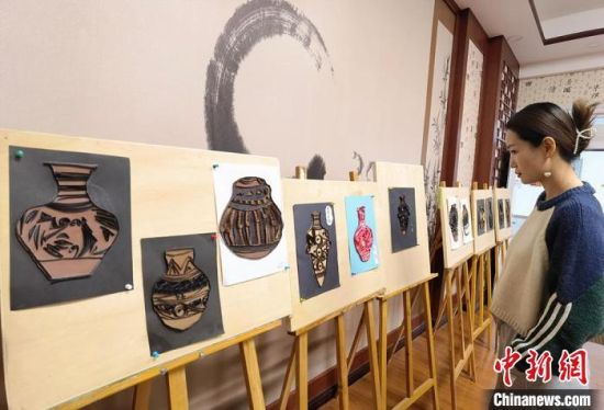 圖為學(xué)生用衍紙材料制作的彩陶紋飾?！⒂裉?攝