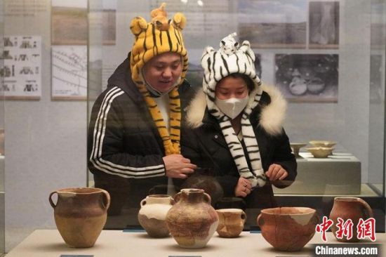 圖為市民戴虎頭帽在博物館內(nèi)參觀。九美旦增 攝