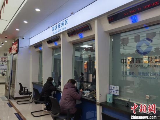 圖為蘭州市民在銀行兌換新鈔?！⌒煅?攝