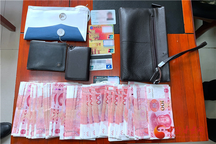 旅客回家過(guò)年大意遺失手包 蘭鐵民警幫忙找回萬(wàn)元過(guò)年錢(qián)