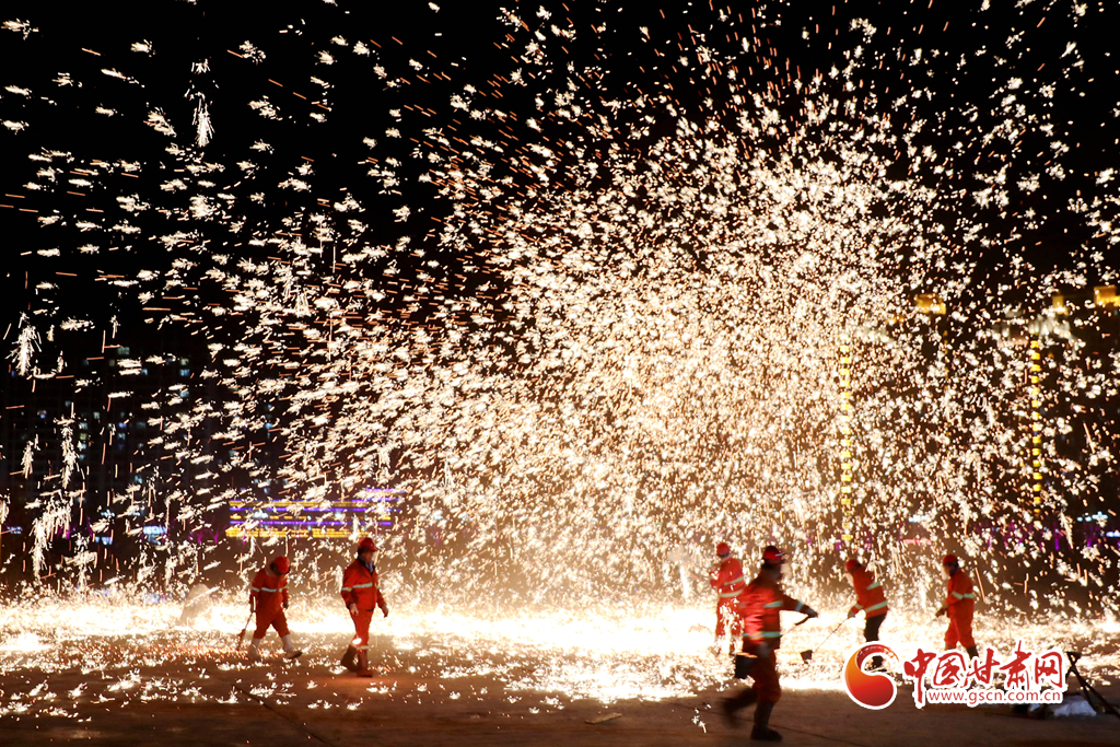【隴拍客】炫彩奪目！非遺絕技永靖王氏“打鐵花”綻放夜空引關(guān)注