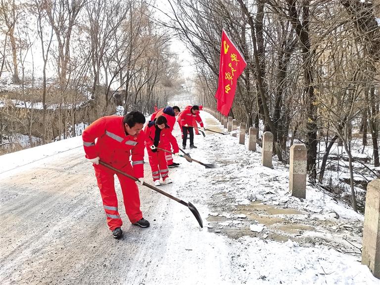 臨夏州東鄉(xiāng)公路段開展“打冰防滑、黨員先行”主題黨日活動(dòng)