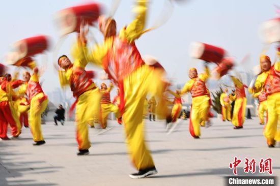 2019年2月19日，演員在黃河岸邊的蘭州水車博覽園內(nèi)進(jìn)行太平鼓表演，歡慶元宵佳節(jié)。(資料圖) 　楊艷敏 攝