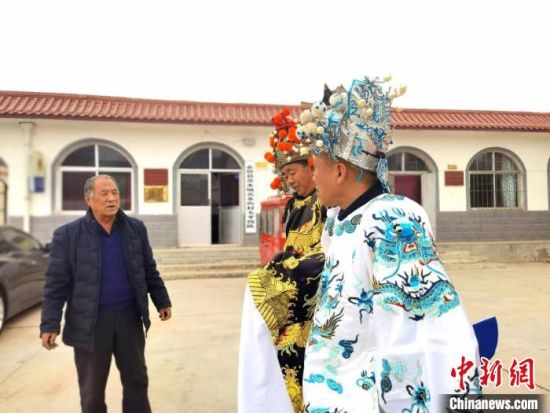 圖為69歲的“苦水高高蹺”國(guó)家級(jí)傳承人巨海全(左一)，叮囑徒弟們高高蹺練習(xí)技巧要領(lǐng)?！￠Z姣 攝