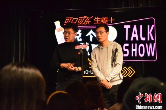 圖為脫口秀演員搭檔表演?！钅?攝