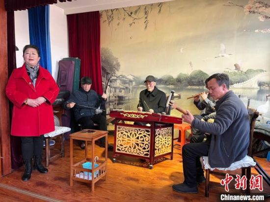 圖為蘭州鼓子表演者王常玉登臺演唱，她是這項入列國家級非物質(zhì)文化遺產(chǎn)的曲藝表演者中，為數(shù)不多的女演員。　張煜曼 攝