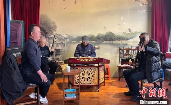 圖為蘭州鼓子愛好者在傳習所內(nèi)互相搭檔上臺演出?！堨下?攝