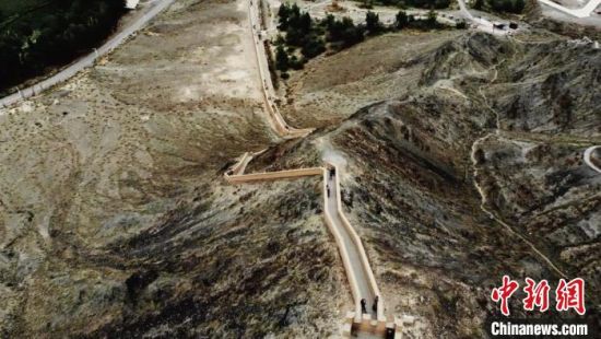 圖為甘肅嘉峪關(guān)懸臂長(zhǎng)城吸引游客打卡 。(資料圖) 李亞龍 攝