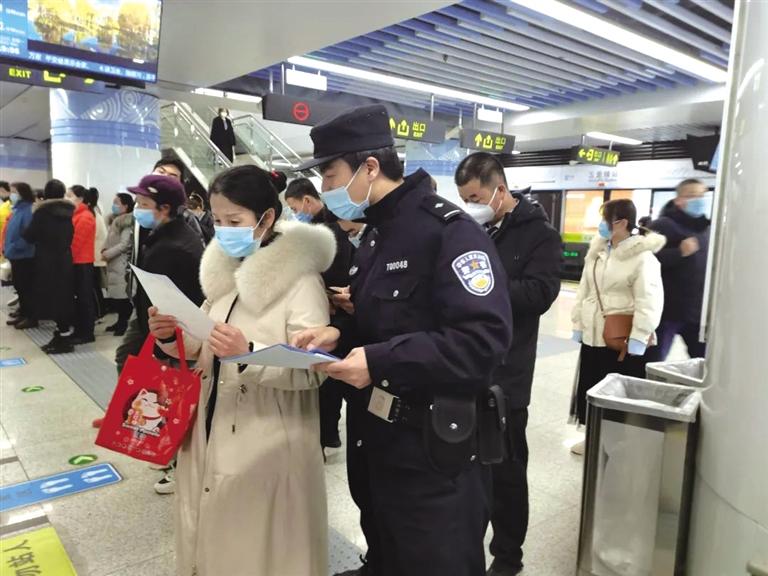 講解詐騙套路 普及“斷卡”常識 蘭州城關(guān)公安分局、交通治安分局聯(lián)合反詐宣傳進(jìn)地鐵