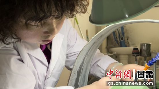 夜光杯制作學(xué)徒謝小琴坦言，雖工作枯燥，但是能夠掌握國家級非遺技藝是很自豪的。王牧雨 攝