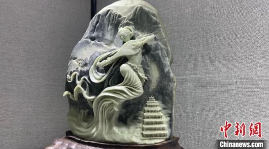 圖為李學(xué)平的玉雕作品?！「攥?攝