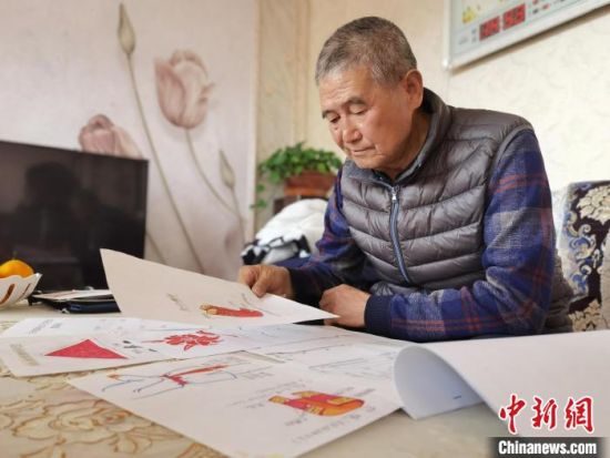 圖為陸鵬飛向記者展示多年帶隊的手寫筆記?！堟?攝