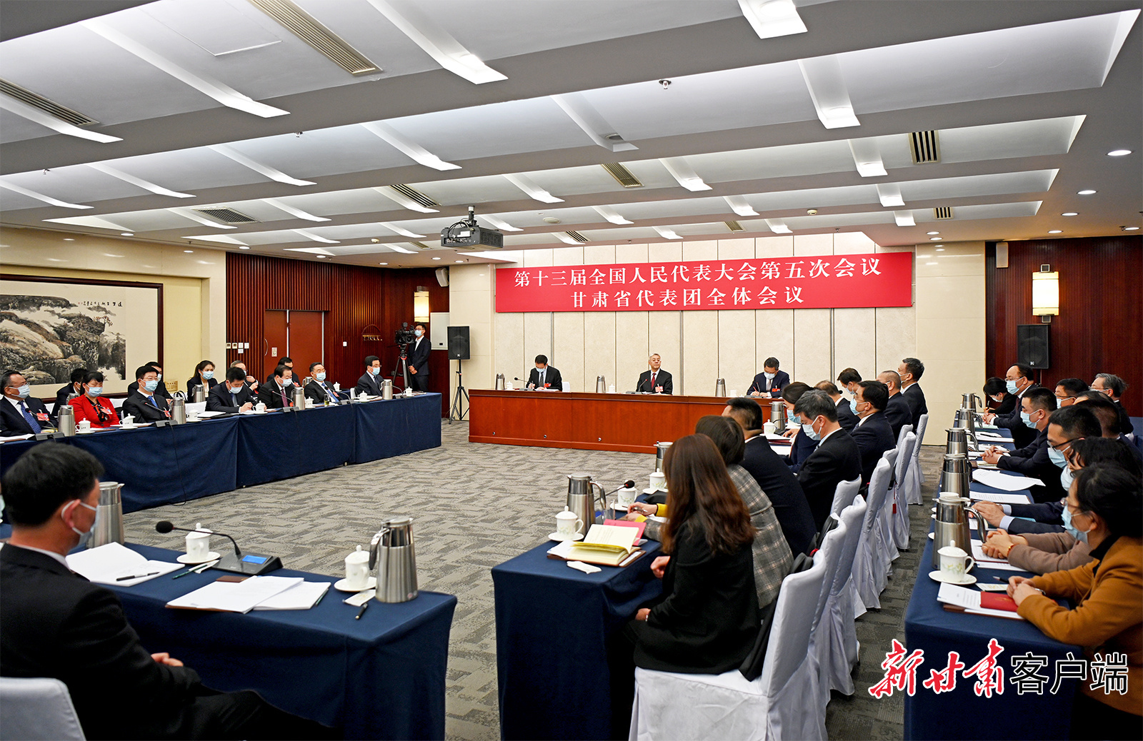 甘肅代表團(tuán)舉行全體會(huì)議，尹弘主持并講話