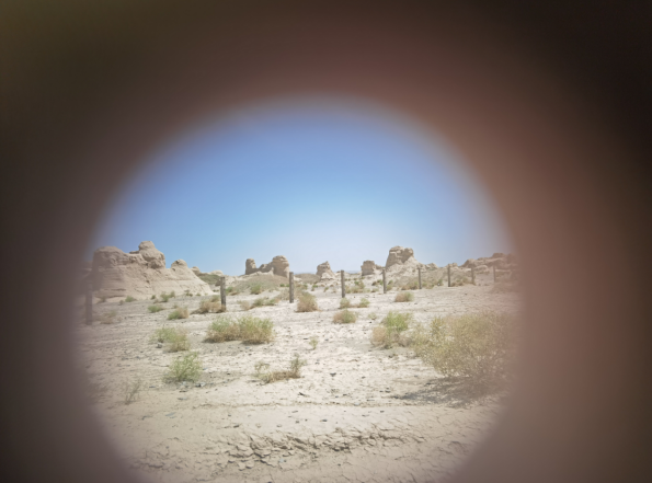 插圖2：透過河西走廊遺存的古陶片孔洞所見。攝影：陳曉斌。拍攝日期：2020年6月。