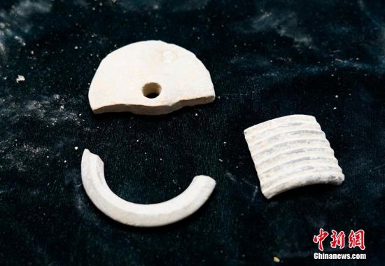 圖為靜寧縣賈河鄉(xiāng)竇坪村出土的佩飾。 夏劍鋒 攝