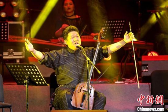 圖為樂(lè)隊(duì)主創(chuàng)巴依勒格。(資料圖) 受訪者供圖