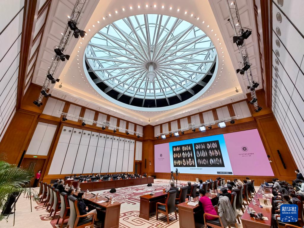 3月18日，“中國社會科學(xué)院考古學(xué)論壇·2021年中國考古新發(fā)現(xiàn)”進行入選項目報告環(huán)節(jié)（手機照片）。