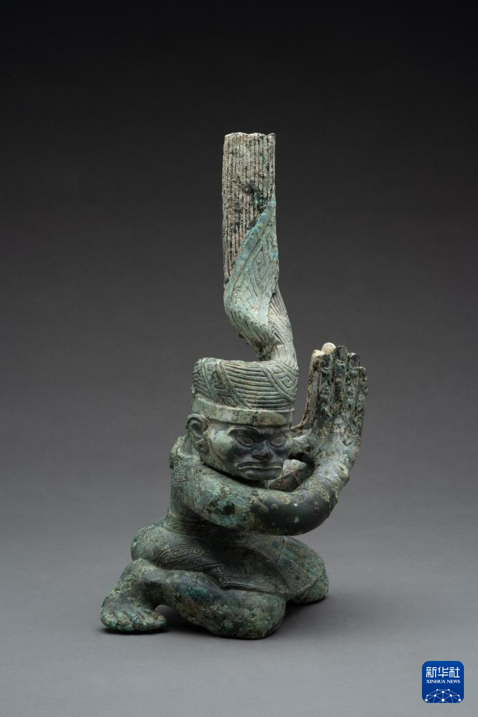 四川廣漢市三星堆商代遺址四號坑出土扭頭跪坐銅人像（資料圖）。