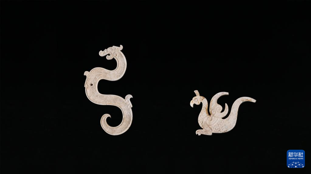 江西樟樹市國字山戰(zhàn)國墓葬出土玉龍、玉鳳（資料圖）。