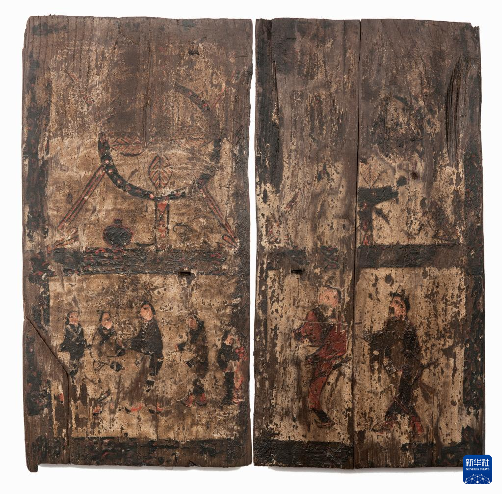 湖北云夢縣鄭家湖戰(zhàn)國秦漢墓地的一處板門繪畫（資料圖）。