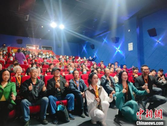 《浴血誓言》主創(chuàng)團(tuán)隊(duì)與到場(chǎng)的紅軍后代合影?！￡愡x斌 攝