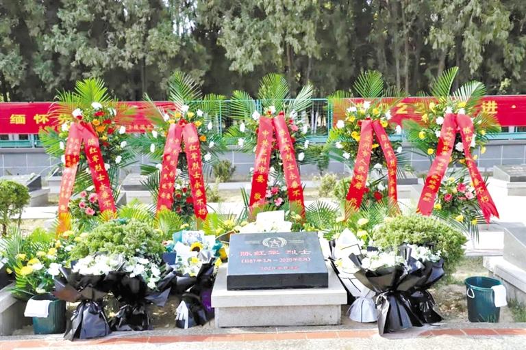 陳紅軍烈士墓前 這張“全家?！弊屓藴I目