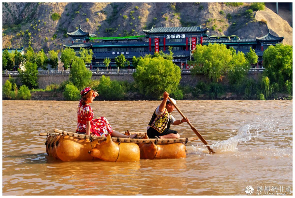 筏子客揮動(dòng)著劈波斬浪的船槳，槳聲中混搭著風(fēng)聲、水聲和男女對(duì)歌的花兒聲。蘭州市文旅局供圖