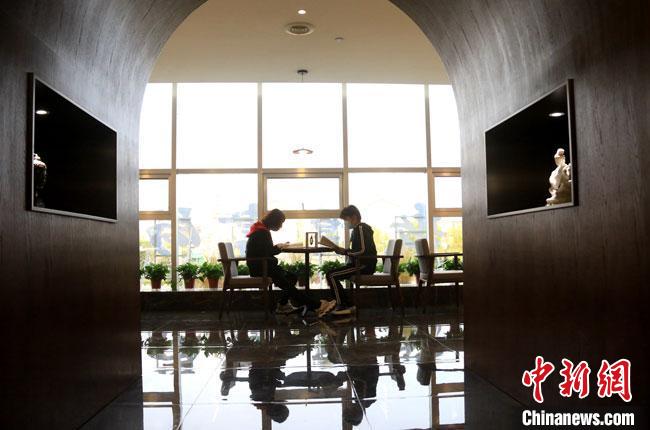 敦煌書局旨在為讀書愛好者提供優(yōu)美的學習環(huán)境，更好地學習傳承弘揚敦煌文化，引領敦煌文化生活新方式?！垥粤?　攝